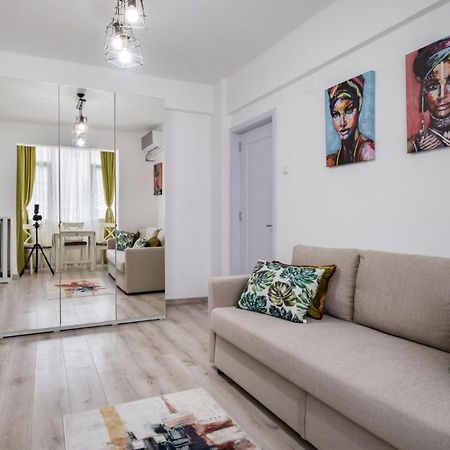 Laroka House Cosy And Modern Apartment Universitate-City Centre Bukares Bagian luar foto