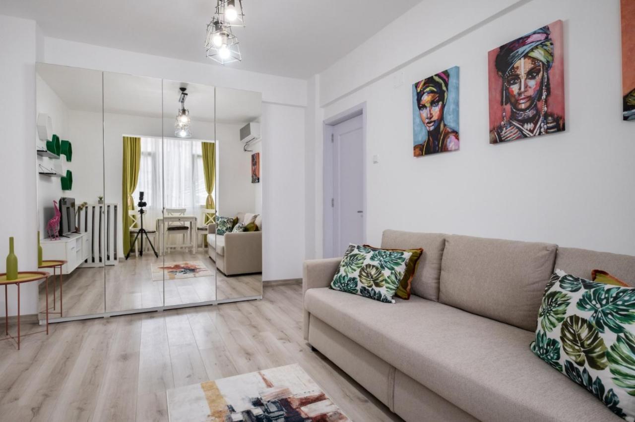 Laroka House Cosy And Modern Apartment Universitate-City Centre Bukares Bagian luar foto