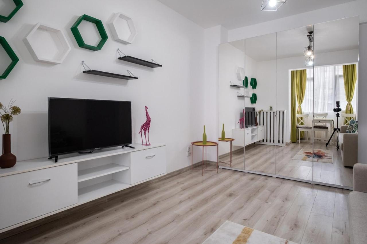 Laroka House Cosy And Modern Apartment Universitate-City Centre Bukares Bagian luar foto