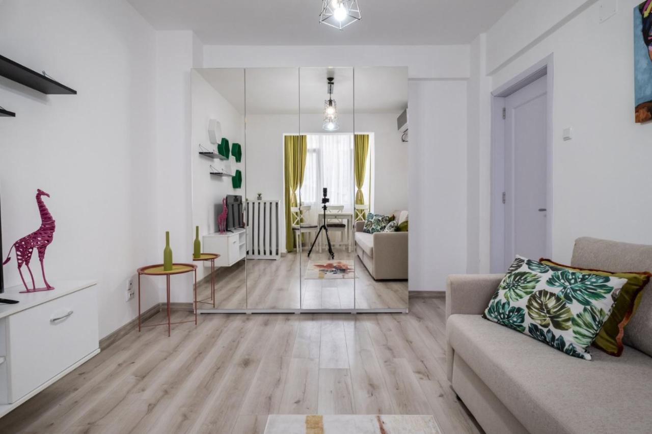 Laroka House Cosy And Modern Apartment Universitate-City Centre Bukares Bagian luar foto
