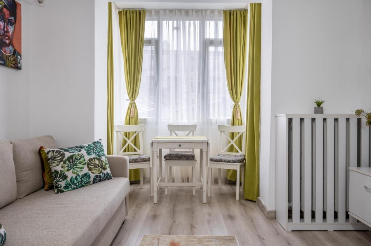 Laroka House Cosy And Modern Apartment Universitate-City Centre Bukares Bagian luar foto