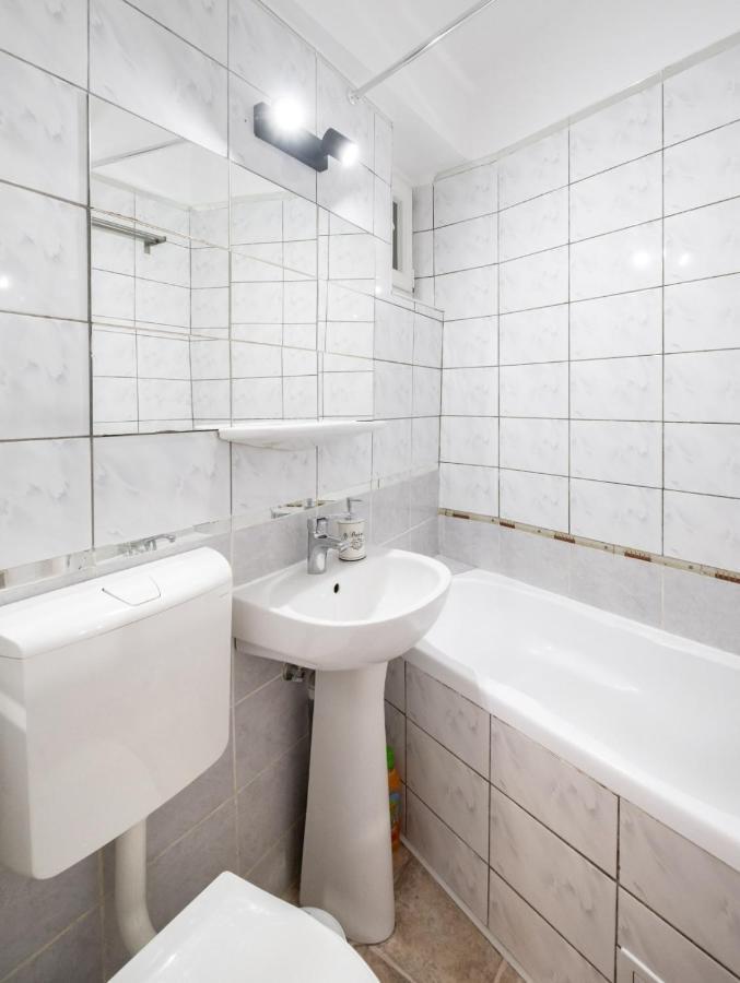 Laroka House Cosy And Modern Apartment Universitate-City Centre Bukares Bagian luar foto
