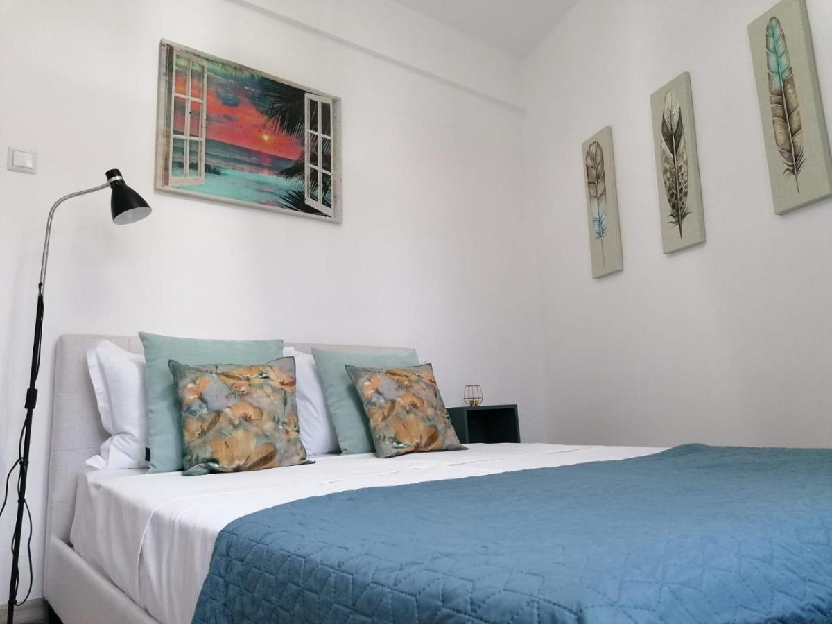 Laroka House Cosy And Modern Apartment Universitate-City Centre Bukares Bagian luar foto